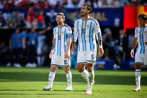 Omstreden Leandro Paredes laat op eigenwijze manier van zich horen na afscheid 'kabouter' Lionel Messi