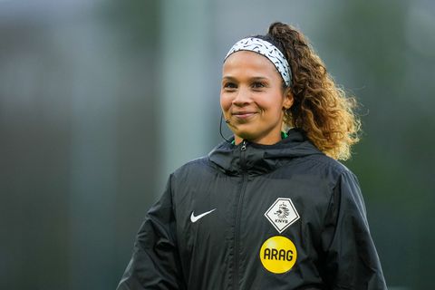 Scheidsrechter Shona Shukrula moet leveren bij uniek moment in Nederland: 'Er is geen voetballer die dat denkt'