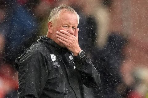 Woeste voetbaltrainer krijgt rood na 'bizarre' actie in de rust