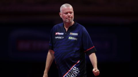 Domper voor Raymond van Barneveld: topdarter direct terug op aarde na huzarenstukje