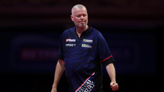 Domper voor Raymond van Barneveld: topdarter direct terug op aarde na huzarenstukje