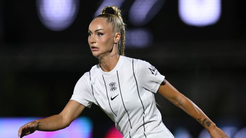 'Mooiste voetbalster ter wereld' geniet vlak voor nieuwe seizoen van enorme pullen bier