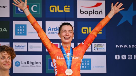 Nederlandse toprenster behaalt na zinderende ontknoping medaille op EK wielrennen
