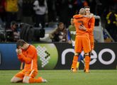 John Heitinga en Robin van Persie vliegen elkaar in de armen op het WK 2010 © Getty Images
