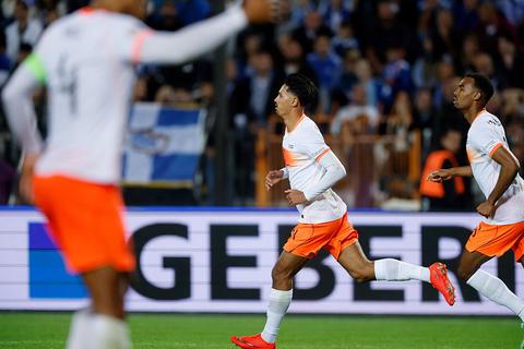 Oranje ontsnapt na dramatische eerste helft in Griekenland: Xavi blijft ongeslagen dankzij late gelijkmaker