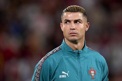 Tegenstander eert (of provoceert?) Cristiano Ronaldo tijdens veelbesproken duel Denemarken - Portugal