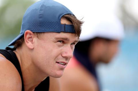Toptennisser (23) biedt excuses aan om nederlaag na horrorblessure