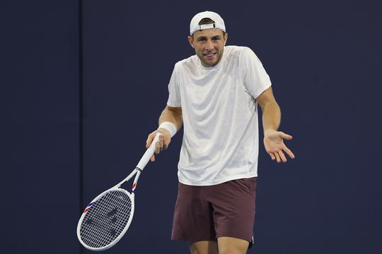Vroege uitschakeling voor toptennisser Tallon Griekspoor in Peking, maar kassa rinkelt