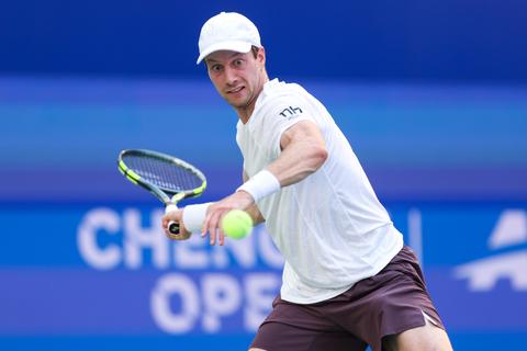 Ongelukkig moment kost toptennisser Botic van de Zandschulp de kop tegen angstgegner in Beijing