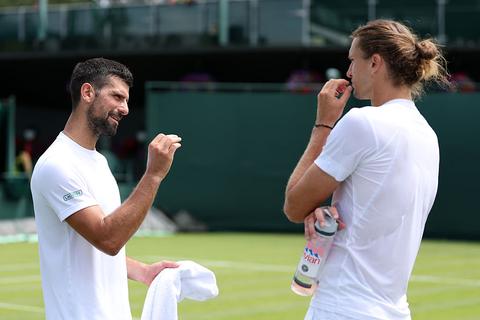 Alexander Zverev deelt sneer uit aan tennisicoon Novak Djokovic na zege in China: 'Hij wordt wat ouder'