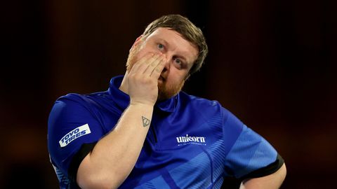 Darter die zichzelf 'dikzak' noemt kan boete krijgen vanwege schelden na zege