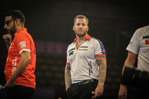 Emotioneel einde voor ploeterende 'Nederlandse' darter (35): 'Raymond van Barneveld sloeg een arm om mij heen...'