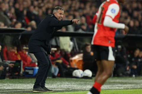 Feyenoord-trainer Robin van Persie bijzonder kritisch op topscorer Ayase Ueda: 'Dat weet hij ook'