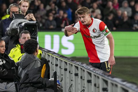 Gekwelde Feyenoord-aanvoerder Sem Steijn laat zich gelden in De Kuip