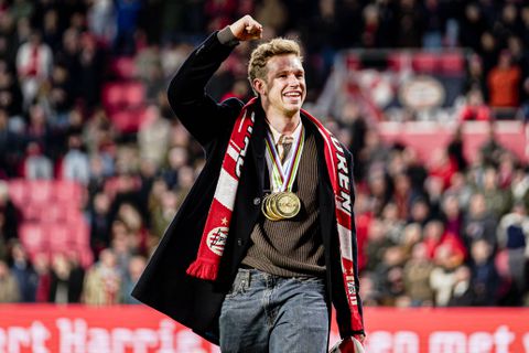 ESPN-analist Kenneth Pérez valt door de mand tijdens huldiging bekende topsporter bij PSV: 'Wat doet hij dan?'