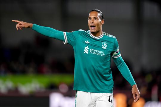 Aanvoerder Virgil van Dijk onder vuur bij Liverpool: 'Hij gooit zijn teamgenoot voor de bus'