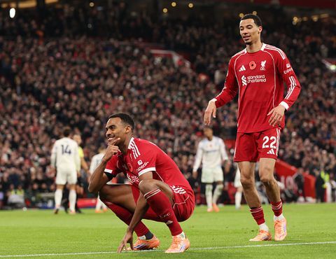Toegezongen Arne Slot kan weer glimlachen: Liverpool boekt eindelijk weer een overwinning in de Premier League