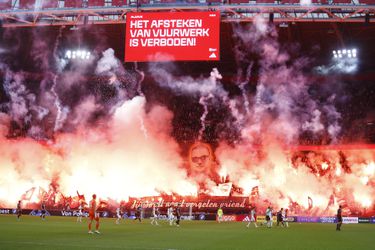 Ajax - sc Heerenveen stilgelegd door indrukwekkend eerbetoon aan overleden fan