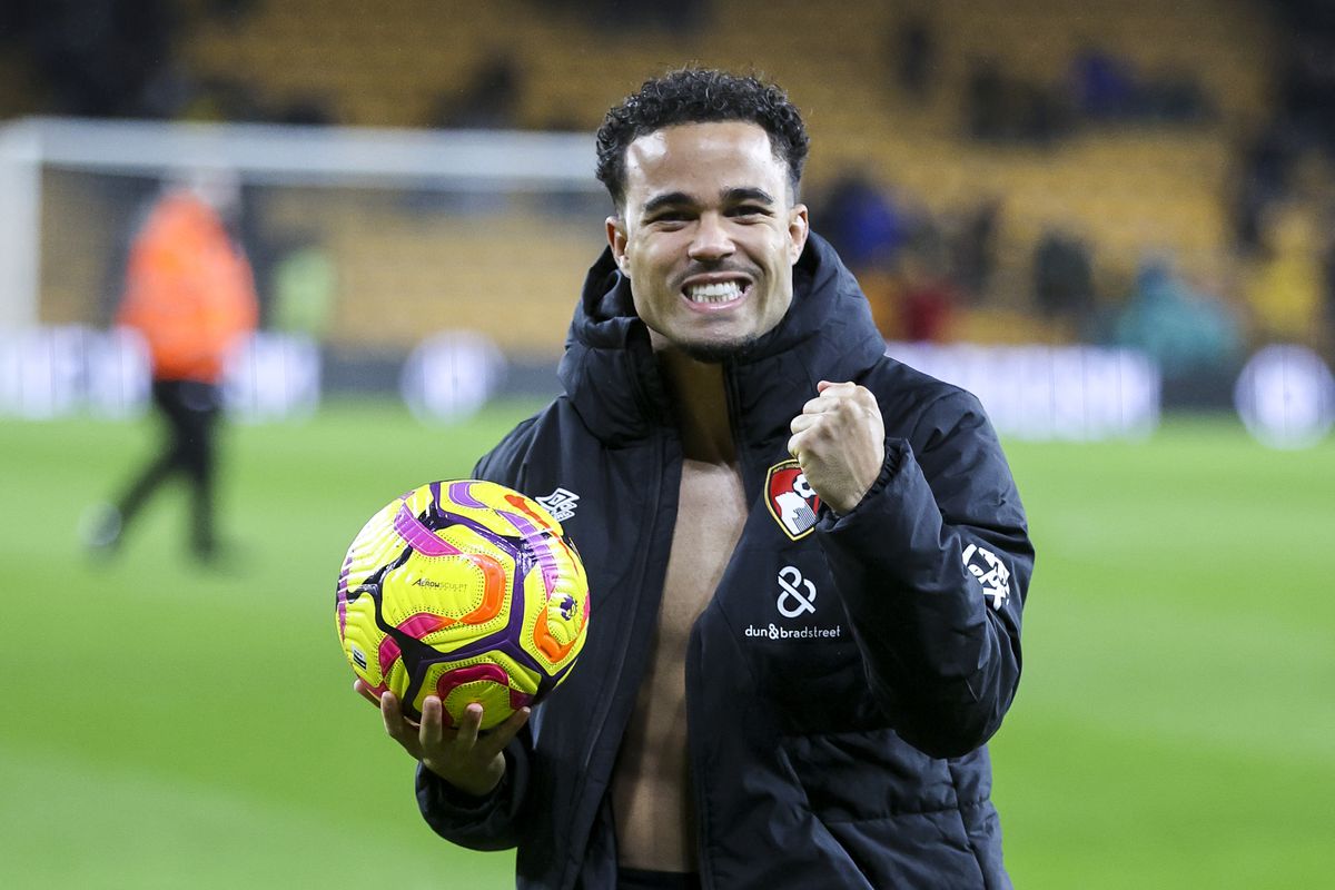 Voetbalfan probeerde Justin Kluivert op hilarische wijze af te leiden voor penalty tegen Wolves