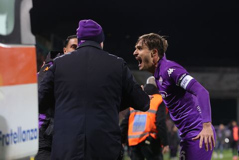 Geschrokken Denzel Dumfries steekt Fiorentina-speler hart onder de riem na vreselijk incident