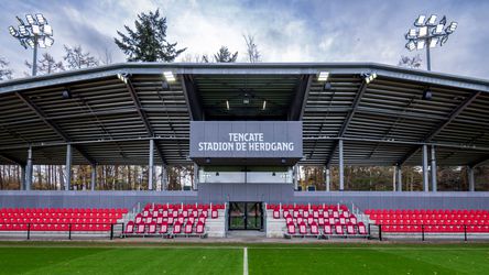 Jeugdkeeper (18) bouwt mee aan nieuw PSV-stadion: stagiair kijkt z'n ogen uit