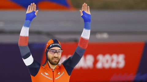 Topschaatser Kjeld Nuis schittert op de cover van Nederlands modemagazine