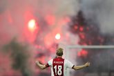 Davy Klaassen gebaart naar Ajax-supporters die vuurwerk afsteken © ANP.