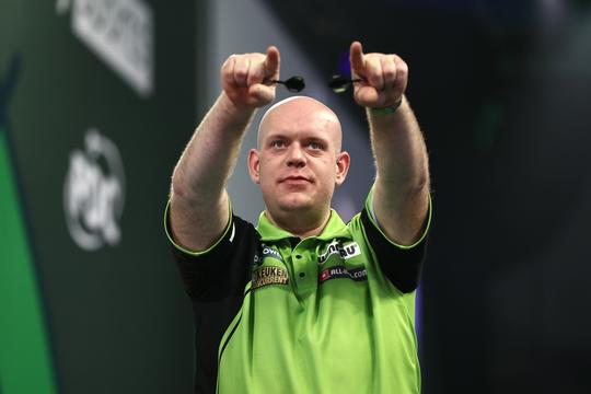 Topdarter Michael van Gerwen duikt op onverwachte plek op: 'Gezellig hier, met prima gezelschap'