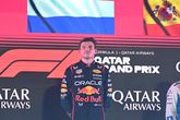 Max Verstappen op het podium van de GP in Qatar.

© ProShots