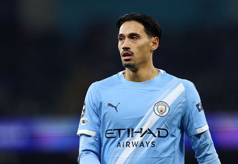 Oranje-international geniet van typisch Nederlandse activiteit tijdens bliksembezoek aan thuisland