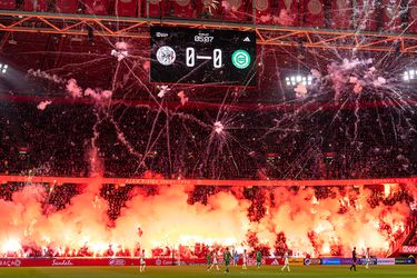 Ajax komt met mooi gebaar richting Groningen-supporters na vuurwerkdebacle