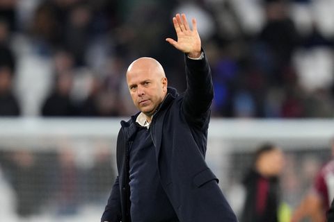 Geplaagde Arne Slot kan in moeilijke tijd rekenen op steun van Feyenoord-icoon: 'Geloof mij...'