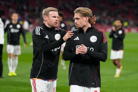 Ajax-voetballer Davy Klaassen komt dankzij vrouw Laura voor verrassing te staan in kleedkamer