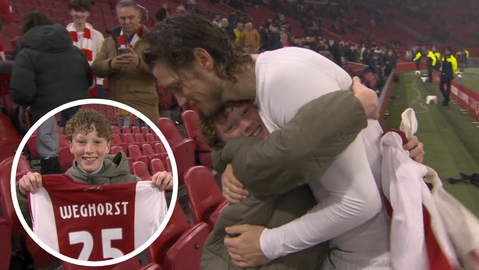Ajax-spits Wout Weghorst zorgt met ontroerend moment voor lichtpuntje op gitzwarte avond