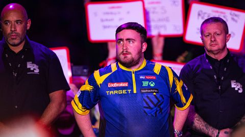 Vijftienjarige dartssensatie snoept WK-records af van Luke Littler: 'Hij verdient het volledig'