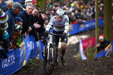 Flinke tegenvaller voor Mathieu van der Poel na pijnlijke val: 'Het is bijzonder jammer'