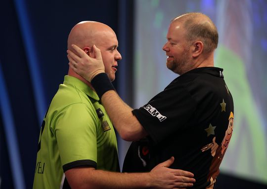 Rivaliteit Michael van Gerwen en Raymond van Barneveld bereikte climax op WK darts: 'Toen wilde hij hem vernielen'