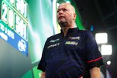 Raymond van Barneveld druipt af op het WK darts na zijn verrassende uitschakeling in de tweede ronde. ©PDC