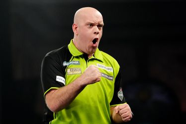 Michael van Gerwen wint van Chris Dobey en is eerste finalist WK darts