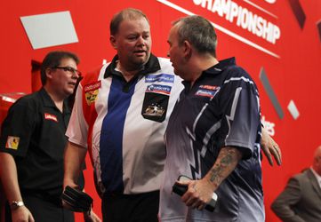 Hilariteit om ruzie tussen Raymond van Barneveld en Phil Taylor op WK-podium: 'Hij pakte hem terug'