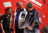 Raymond van Barneveld en Phil Taylor ruzieden openlijk na hun halve finale op het WK darts in 2013. ©Getty Images