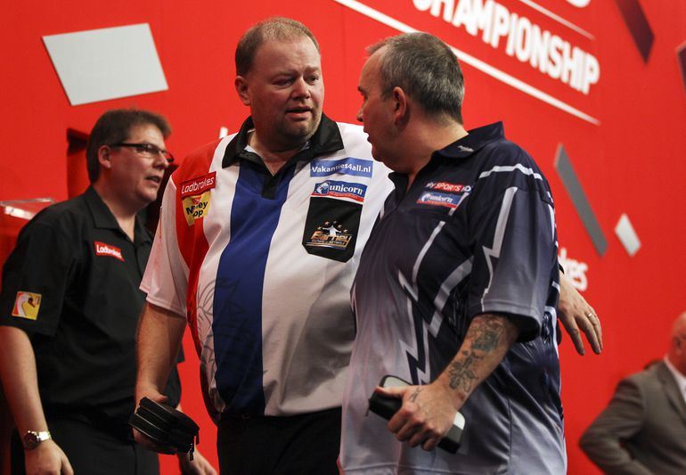 Hilariteit om ruzie tussen Raymond van Barneveld en Phil Taylor op WK-podium: 'Hij pakte hem terug'