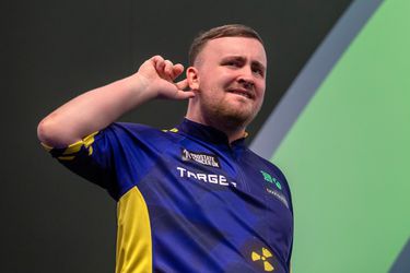 Hoge verwachtingen rond toptalent Luke Littler getemperd op WK darts: 'Dat weet je niet bij hem'