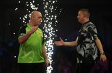 Michael van Gerwen en Chris Dobey © Getty Images
