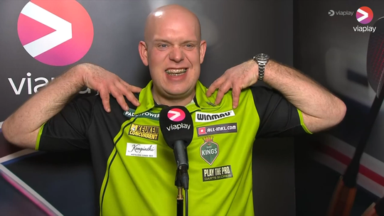 Michael van Gerwen heeft 'last' van z'n schouders en sneert naar collega's: 'Ik doe het wel weer'