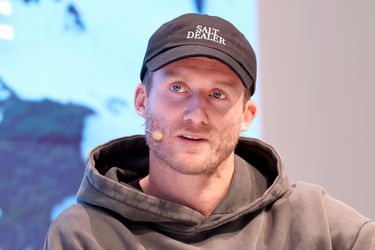 Bizar: oud-wereldkampioen voetbal (32) beklimt zonder shirt meerdere bergen