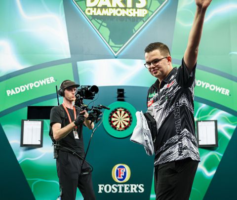 Geëmotioneerde Gian van Veen treurt om fluitende fans op WK darts: 'Ik ben maar een nieuwkomer'