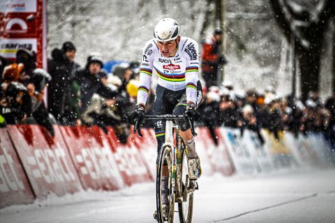 Bibberende Mathieu van der Poel in tranen na slagveld in de sneeuw: 'Mijn handen en voeten waren zó koud'
