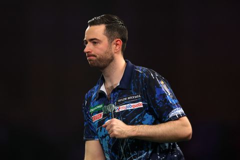 Luke Humphries heeft prijzengeld WK darts al uitgegeven na uitschakeling door Gian van Veen