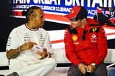 Lewis Hamilton in gesprek met zijn toekomstige teamgenoot Charles Leclerc. © Getty Images